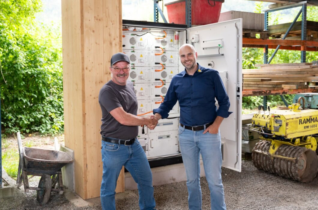 Daniel-Mathis-und-Patrick-Kueng-vor-dem-Batteriespeicher_k-1060x700