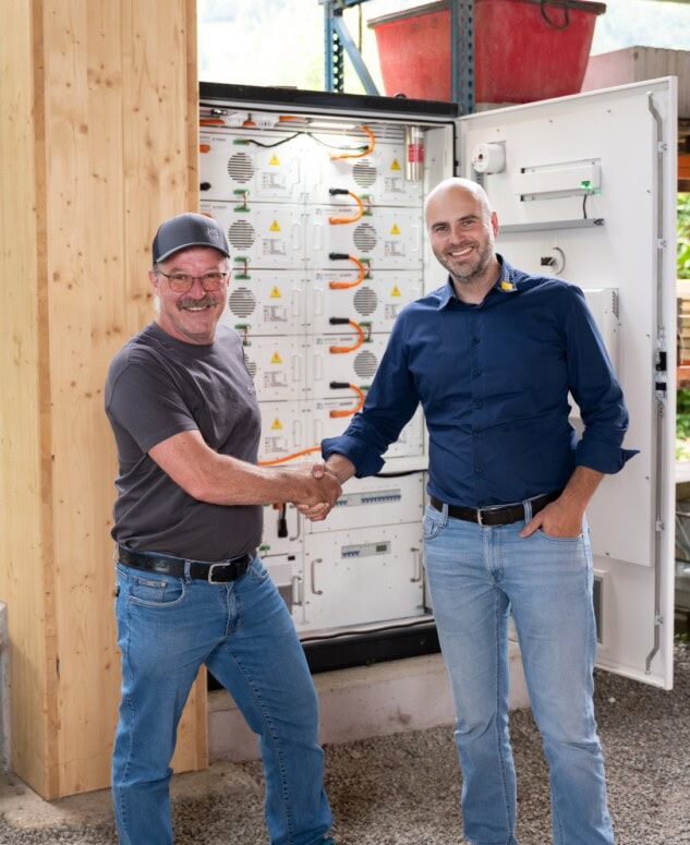 Daniel-Mathis-und-Patrick-Kueng-vor-dem-Batteriespeicher_k-633x775